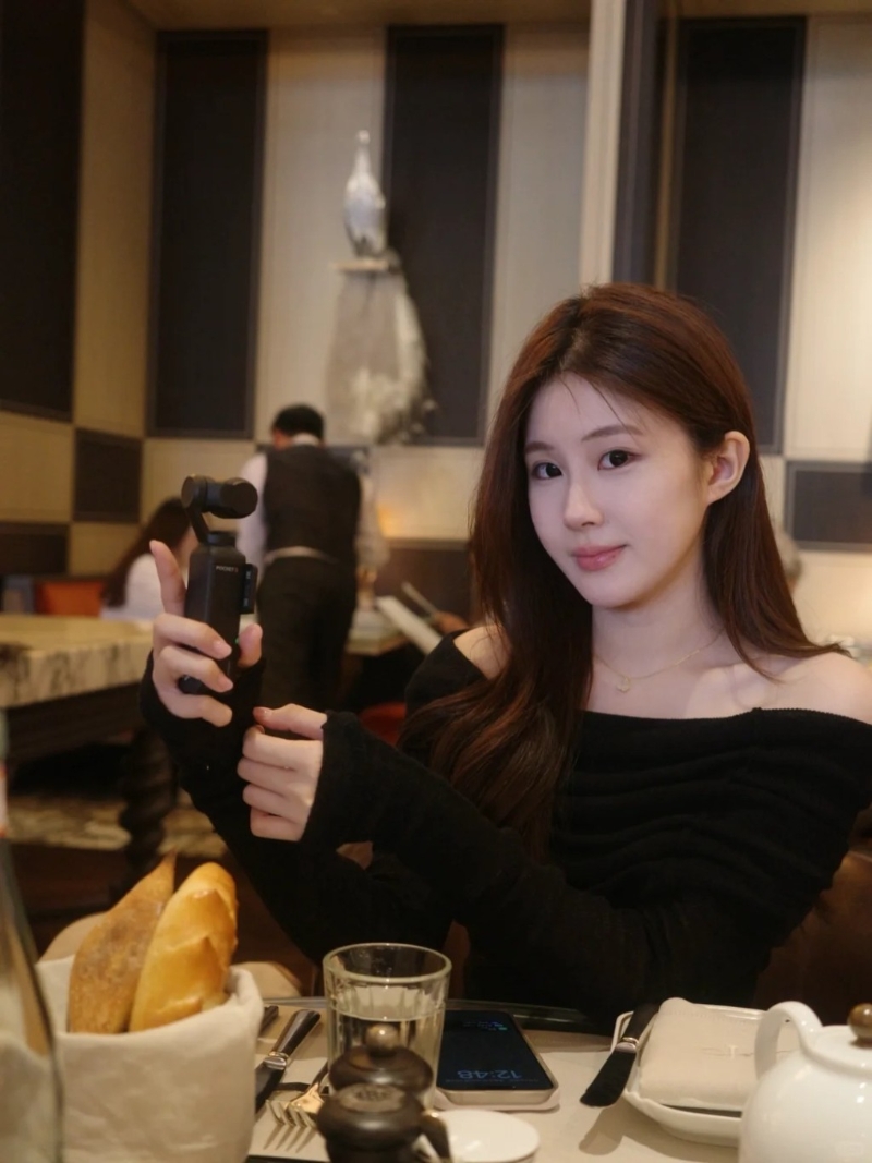 这面试佳丽样子清秀。